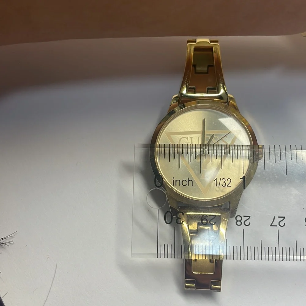Guess woman’s gold